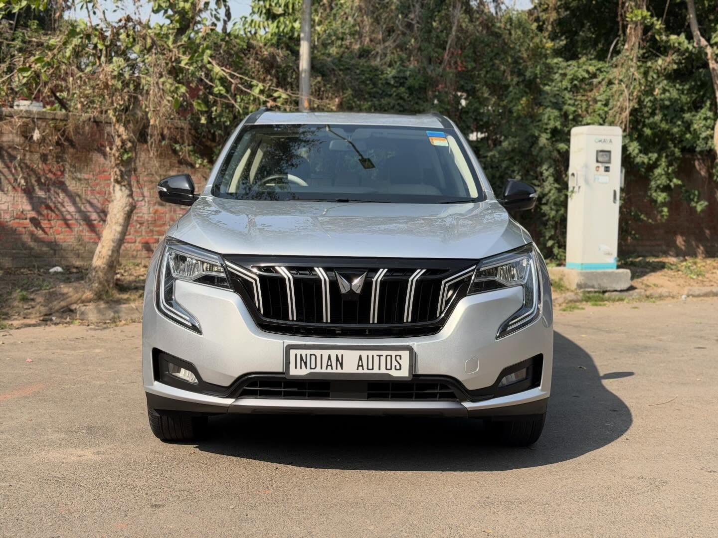 Mahindra XUV700 AX5 (Panoramic Sunroof)
